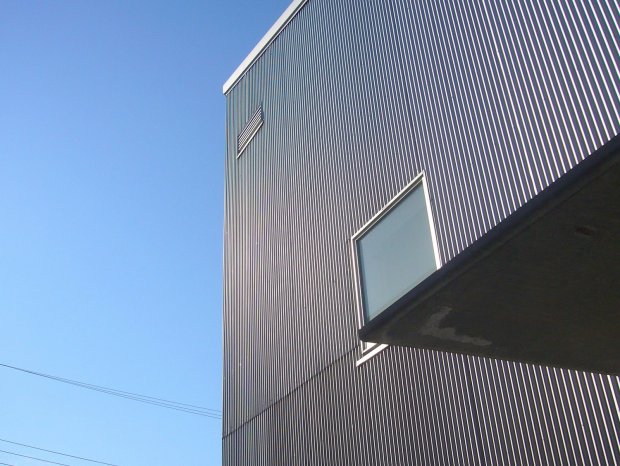横須賀の家 久里浜 ガルバリウム鋼板の外壁 横須賀の設計事務所 小形徹 小形 祐美子 プラス プロスペクトコッテージ 一級建築士事務所